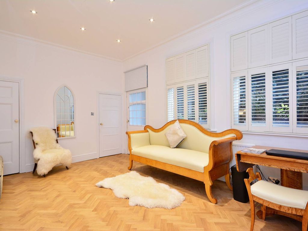 Altenburg Gardens, Clapham Junction, London SW11  