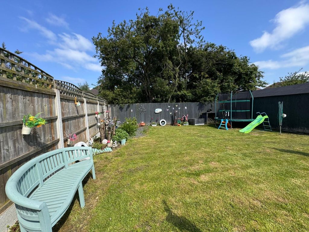 1 bed flat for sale in Greensward Lane, Hockley, Essex SS5, £180,000