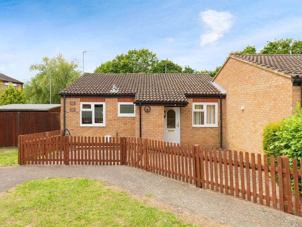 2 bed terraced bungalow for sale in Firecrest, Letchworth Garden City