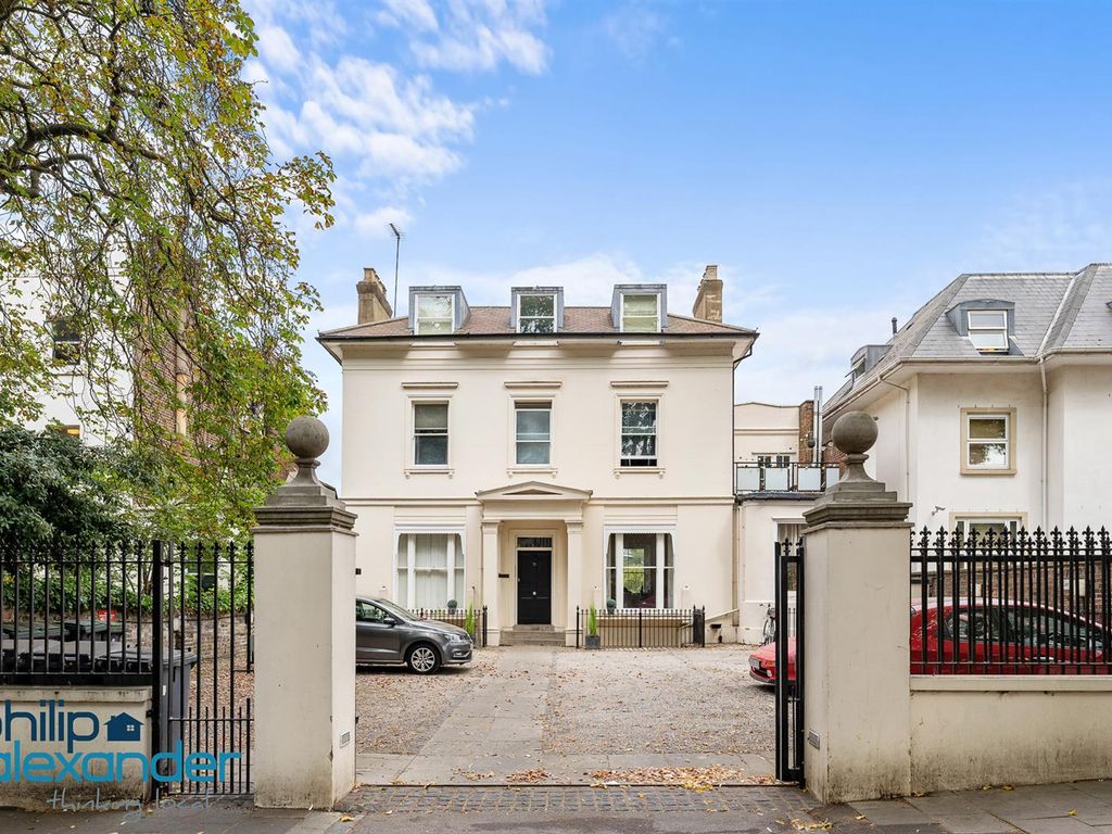 1 bed flat for sale in The Manor, High Street, Hornsey N8, £300,000