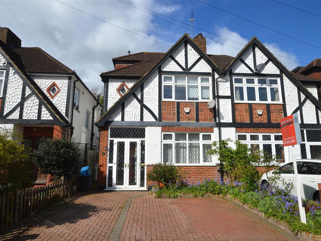 4 bed semidetached house for sale in Evelyn Close, Whitton, Twickenham