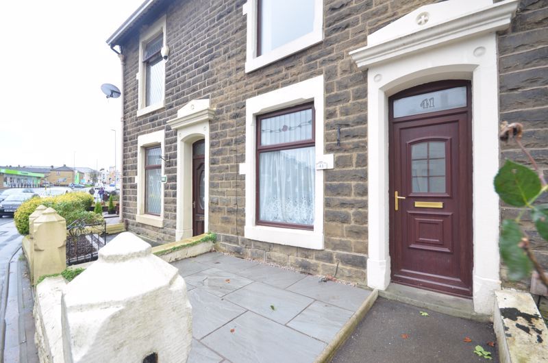3 bed terraced house to rent in Harwood Road, Rishton, Blackburn BB1