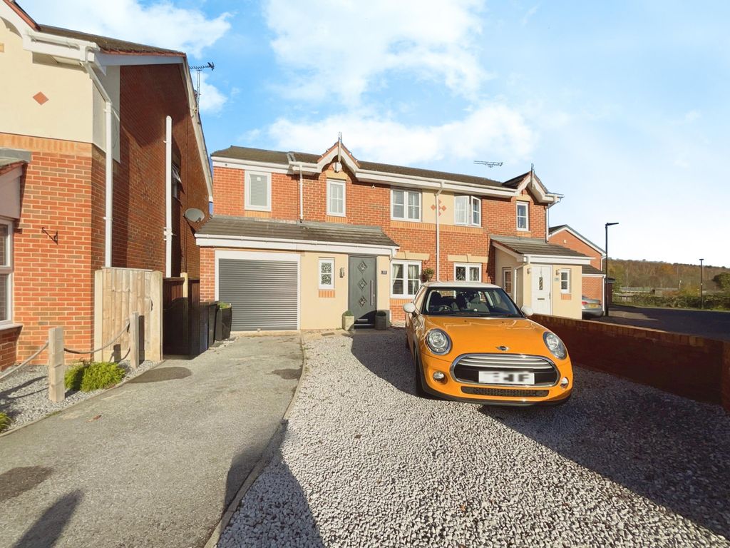 4 bed semidetached house for sale in Moat House Way, Conisbrough