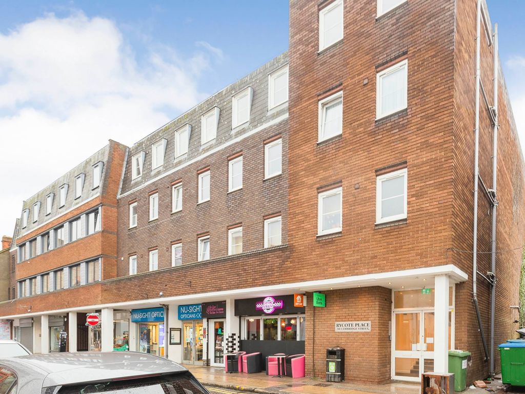 1 bed flat for sale in Cambridge Street, Aylesbury HP20, £120,000 Zoopla
