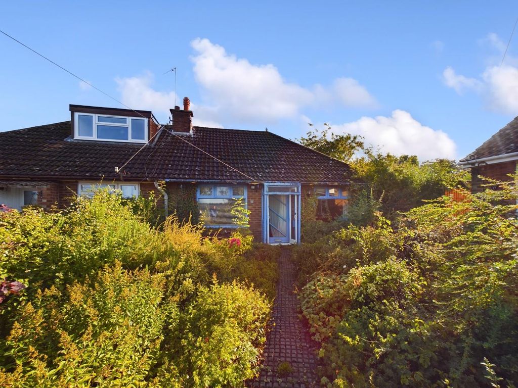 2 bed semidetached bungalow for sale in The Avenue, Welford Road