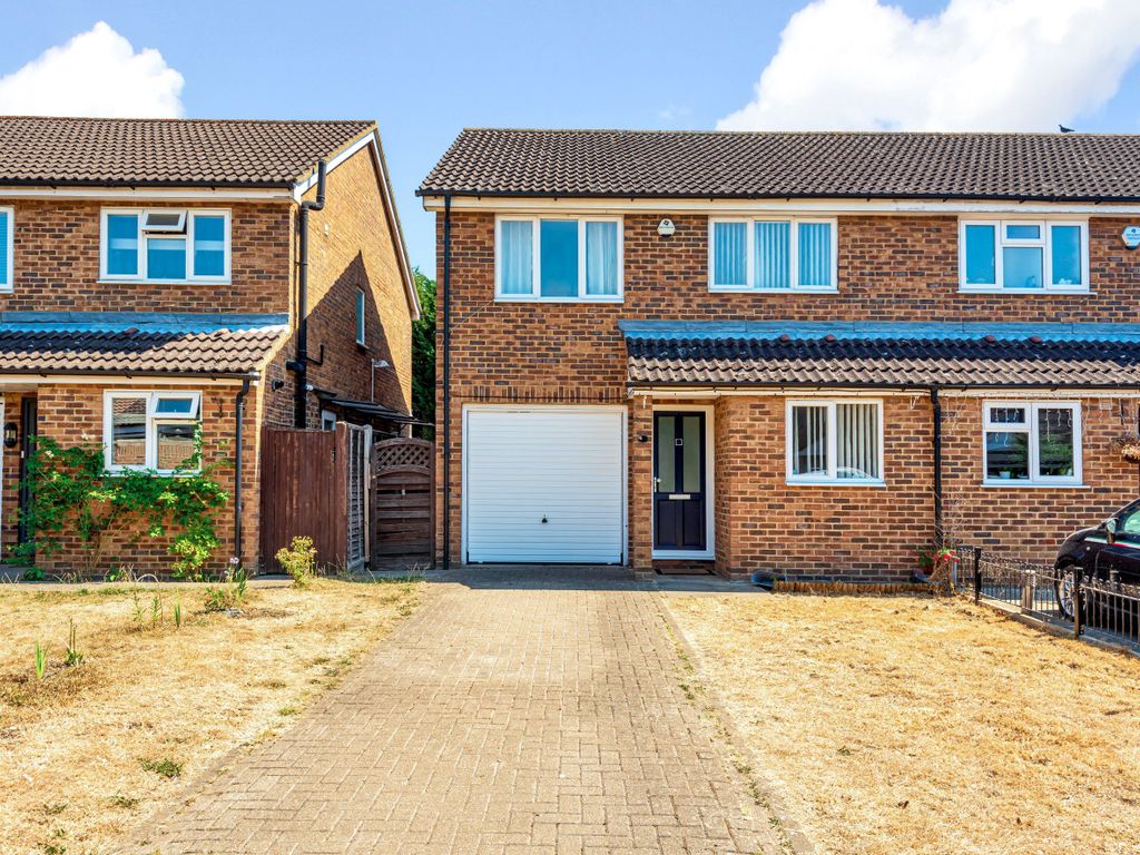 3 bed semidetached house for sale in Frays Close, West Drayton