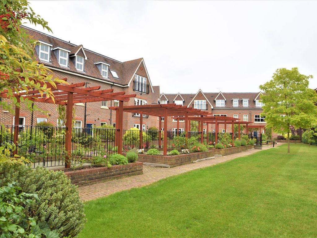 2 bed flat for sale in Bentley Place, 5759 Baker Street, Weybridge