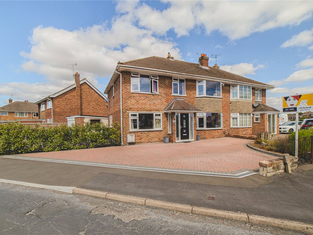 4 bed semidetached house for sale in Yiewsley Crescent, Stratton