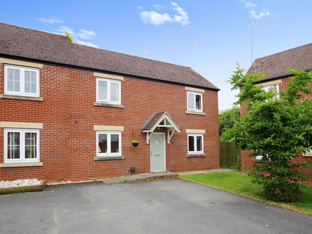 3 bed semidetached house to rent in Stardust Crescent, Oakhurst