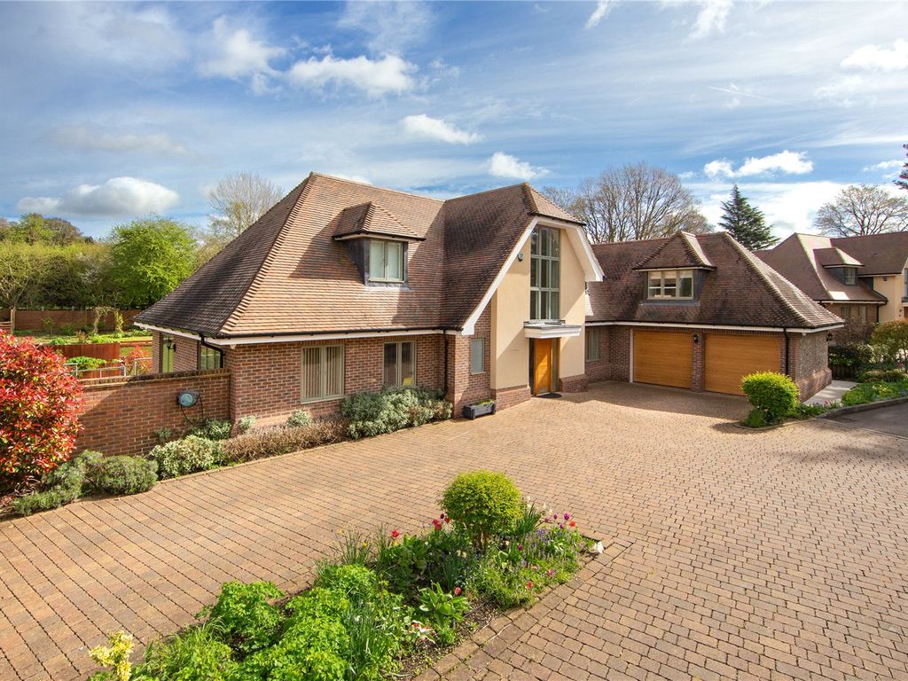 4 bed detached house for sale in Paddock View, Radlett, Hertfordshire