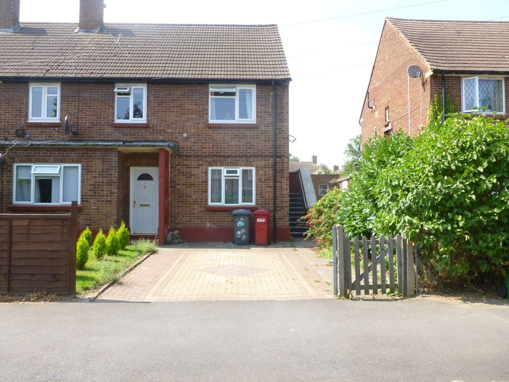 2 bed to rent in Derwent Drive, Burnham, Slough SL1, £1,425