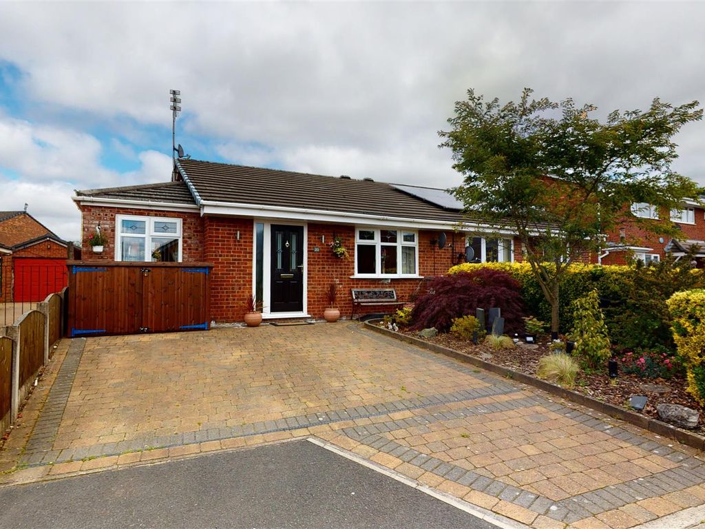 4 bed semidetached bungalow for sale in Aviemore Close, AshtonIn