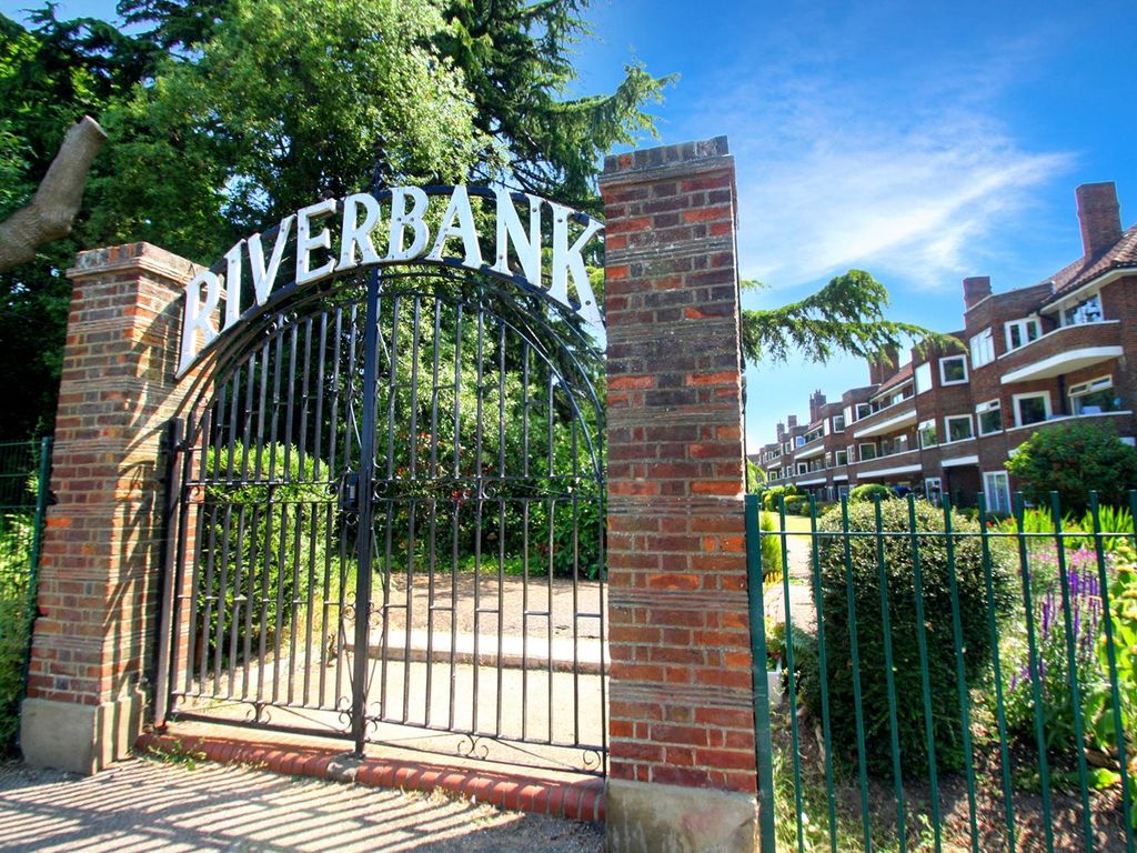 2 bed flat for sale in Laleham Road, Surrey, StainesUponThames TW18