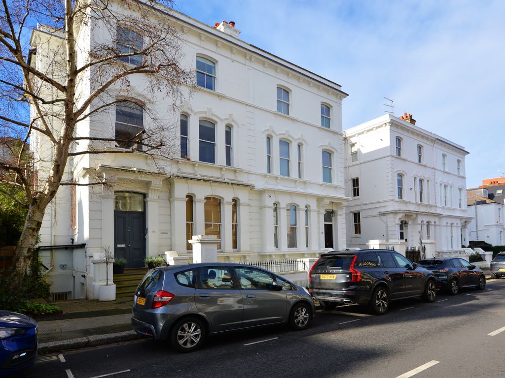 2 bed flat for sale in Hampstead Hill Gardens, London NW3, £1,100,000
