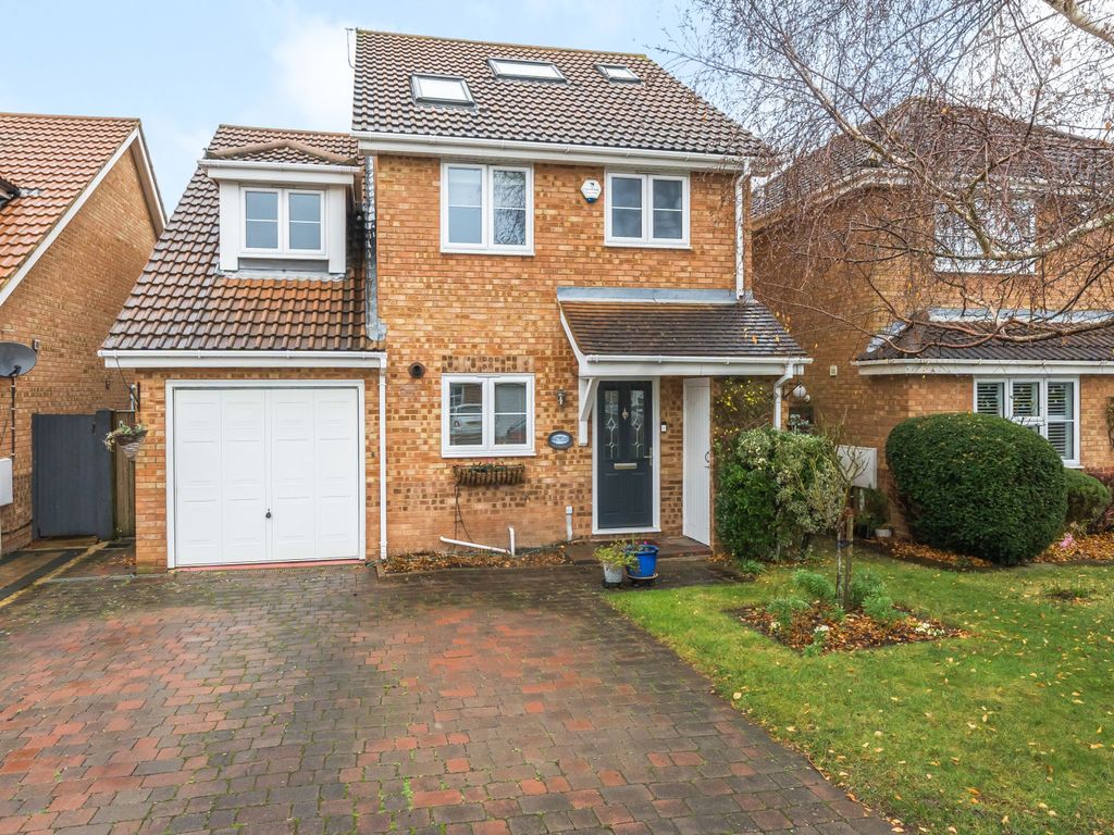 4 bed detached house for sale in Moated Farm Drive, Addlestone KT15, £