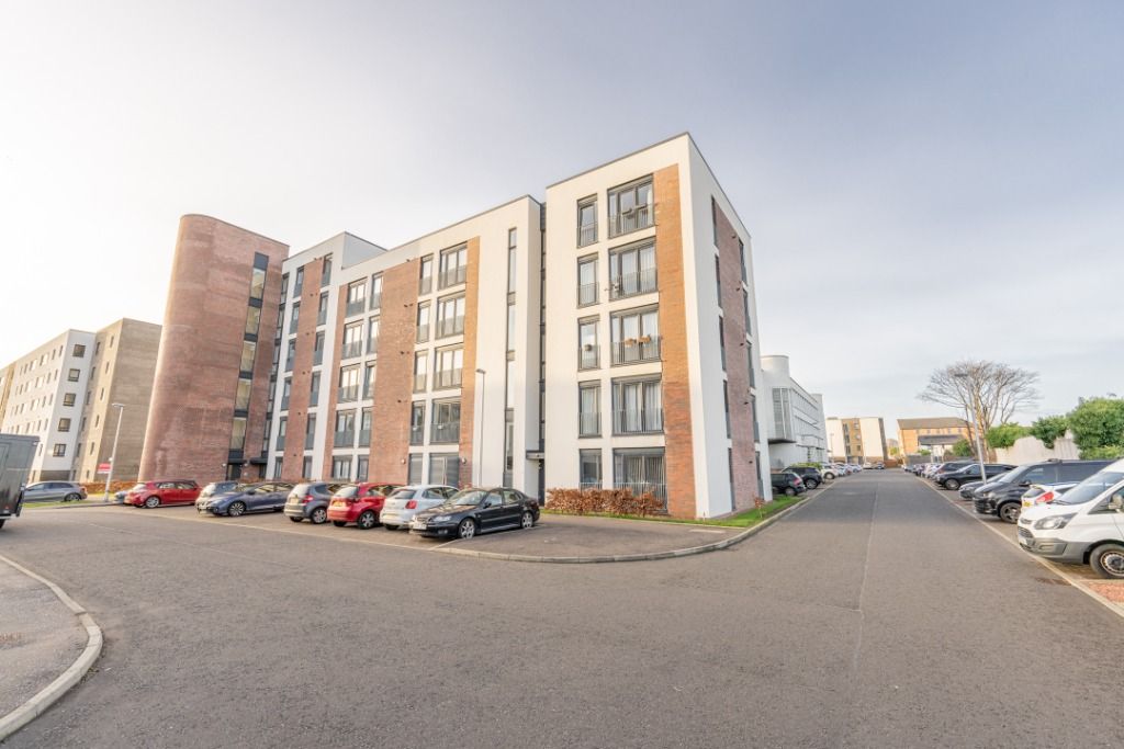 2 bed flat to rent in Arneil Drive, Crewe Toll, Edinburgh EH5, £1,400