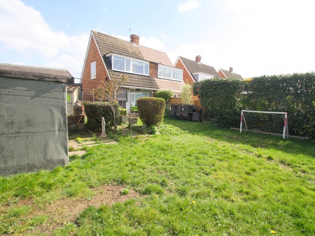 2 bed semidetached house for sale in The Glade, StainesUponThames