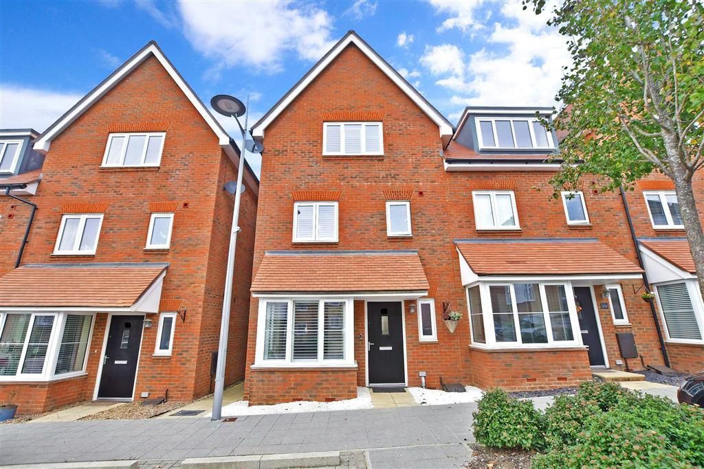 4 bed end terrace house for sale in Clay Vale, Faygate, Horsham, West