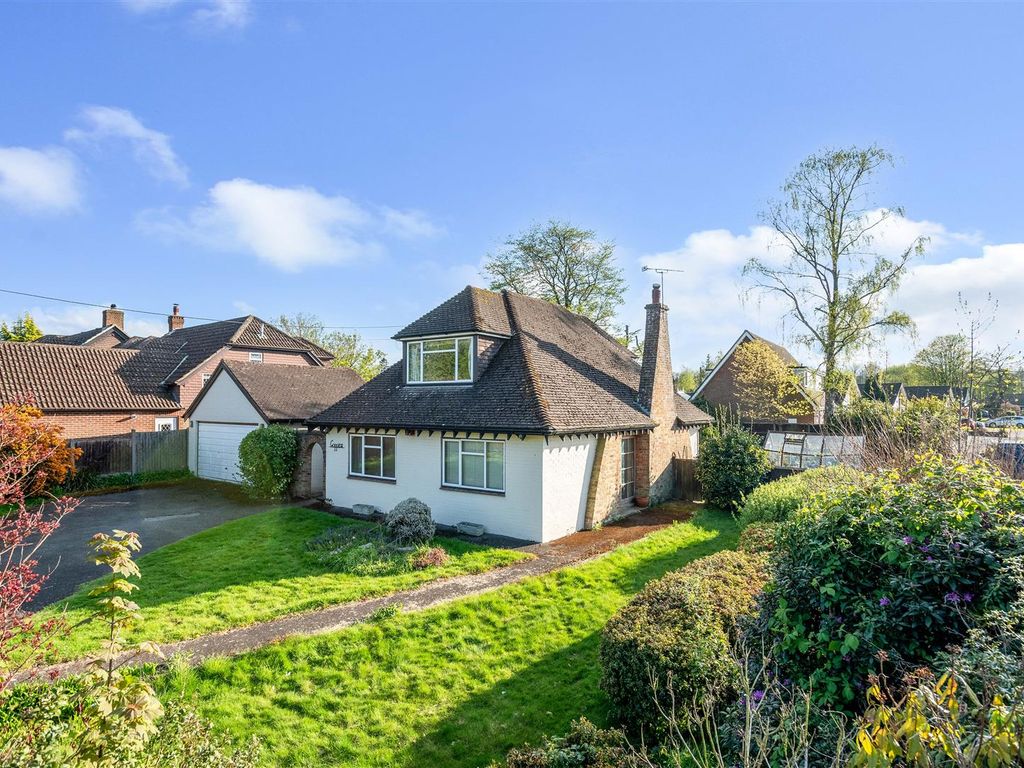 4 bed detached bungalow for sale in Whitepost Lane, Meopham, Gravesend