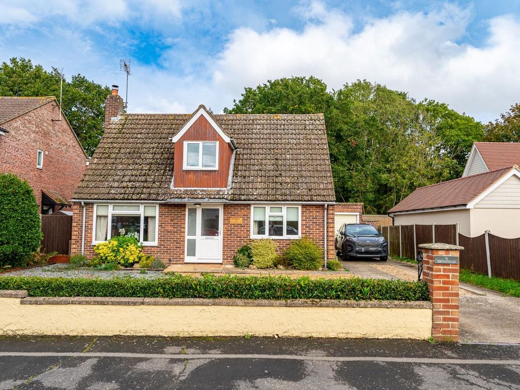 3 bed detached house to rent in Greenfields, Gosfield, Halstead CO9, £