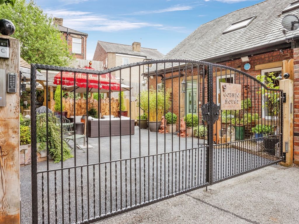 3 bed semidetached house for sale in Batley Field Hill, Batley WF17, £