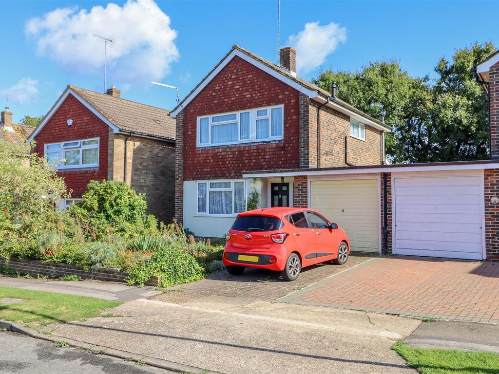 3 bed linkdetached house for sale in Farhalls Crescent, Horsham RH12