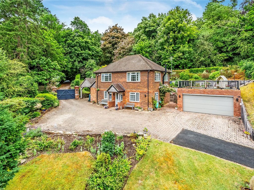 3 bed detached house for sale in Park Ley Road, Woldingham, Caterham