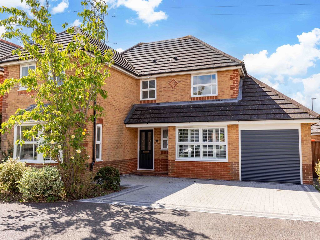 4 bed detached house for sale in Purley Close, Maidenbower RH10, £