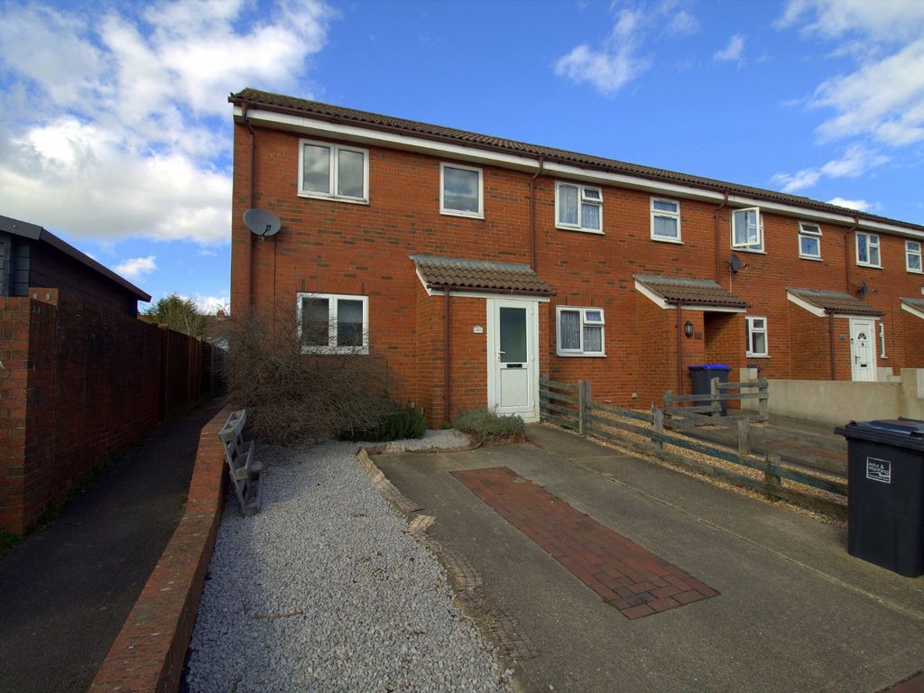 3 bed end terrace house for sale in Hurstfield, Lancing, West Sussex