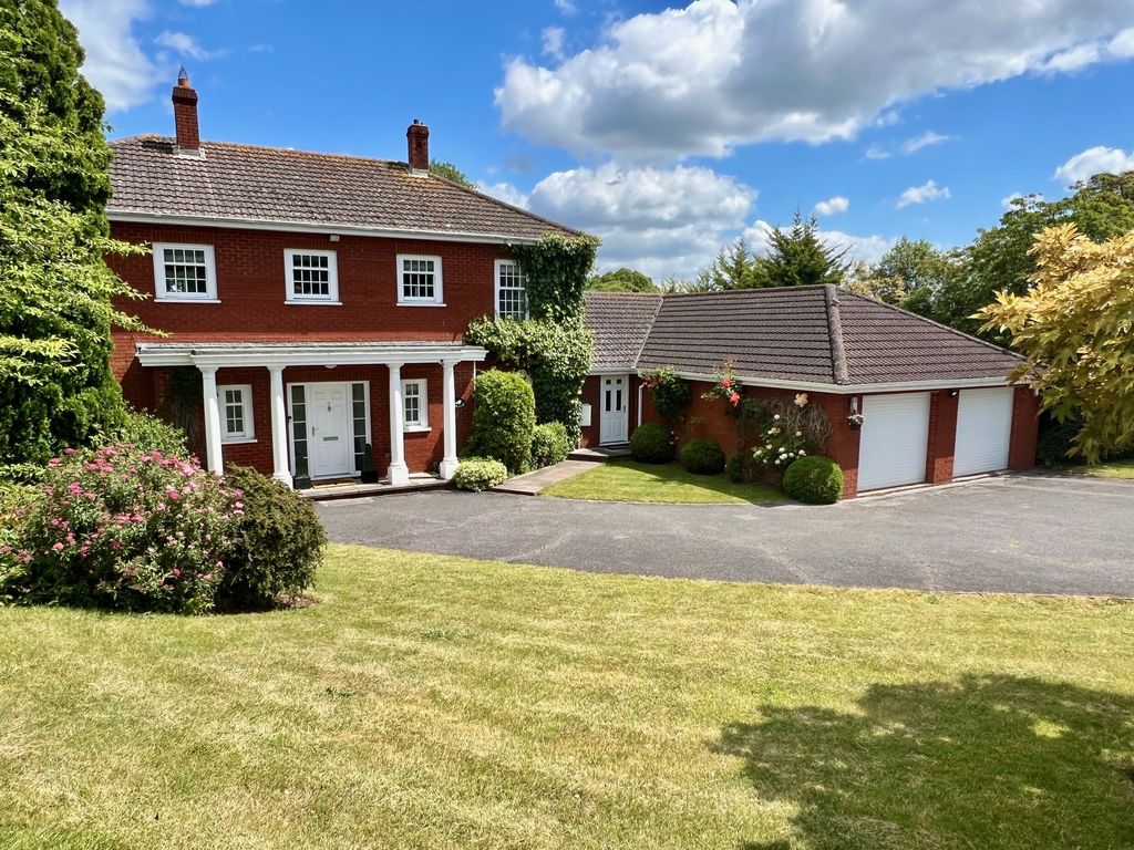 4 bed detached house for sale in Lumley Close, Kenton, Exeter EX6, £