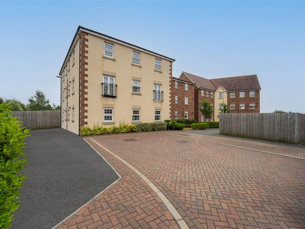 2 bed flat for sale in Kestrel Grove, Hucknall, Nottinghamshire NG15