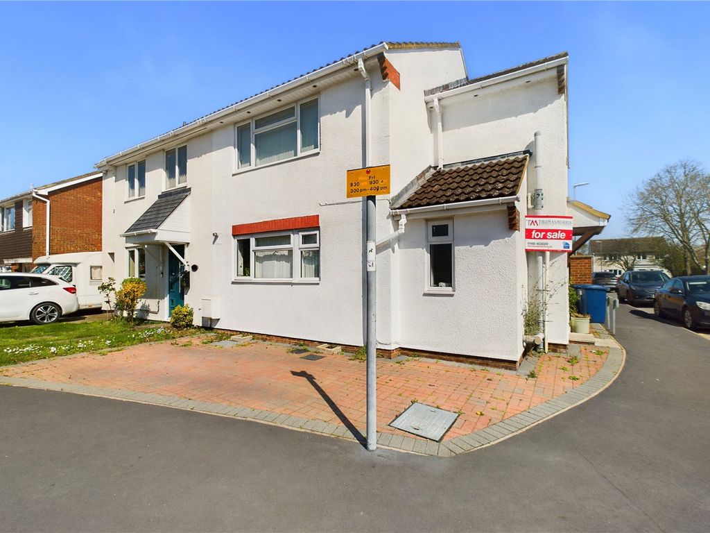 3 bed semidetached house for sale in Gordon Close, Little Paxton, St