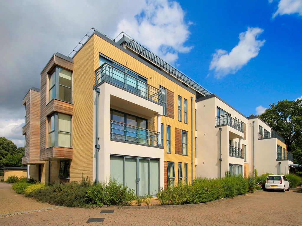 2 bed flat to rent in Churchill Court, Madingley Road, Cambridge CB3, £