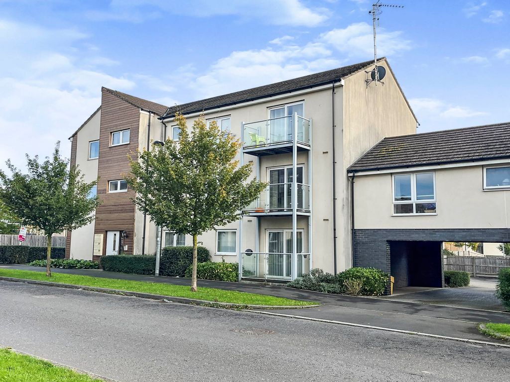 2 bed flat for sale in Eighteen Acre Drive, Patchway, Bristol BS34, £