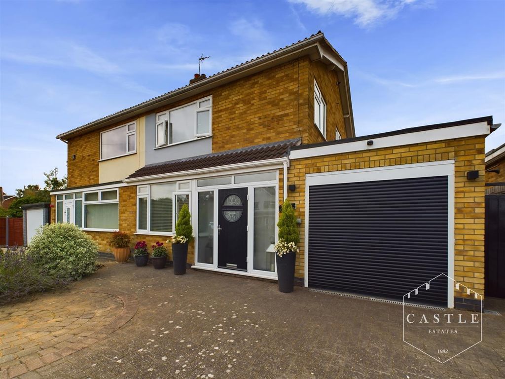 3 bed semidetached house for sale in Arran Way, Hinckley LE10, £