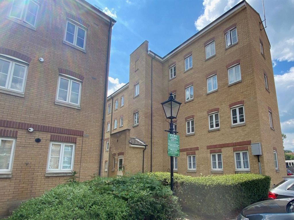 2 bed flat to rent in Gidea Park, Romford RM2, £1,500 pcm Zoopla