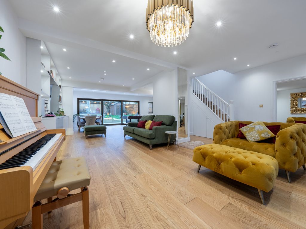 5 bed semidetached house for sale in Vale Drive, London EN5, £