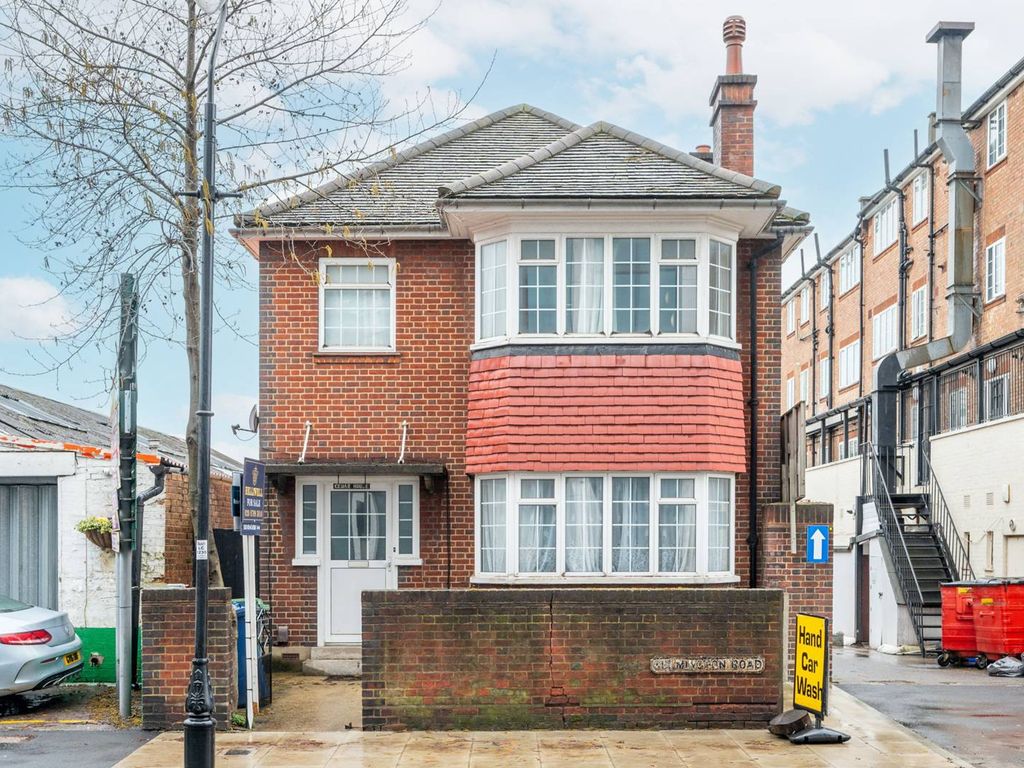 4 bed detached house to rent in Culmington Road, West Ealing, London