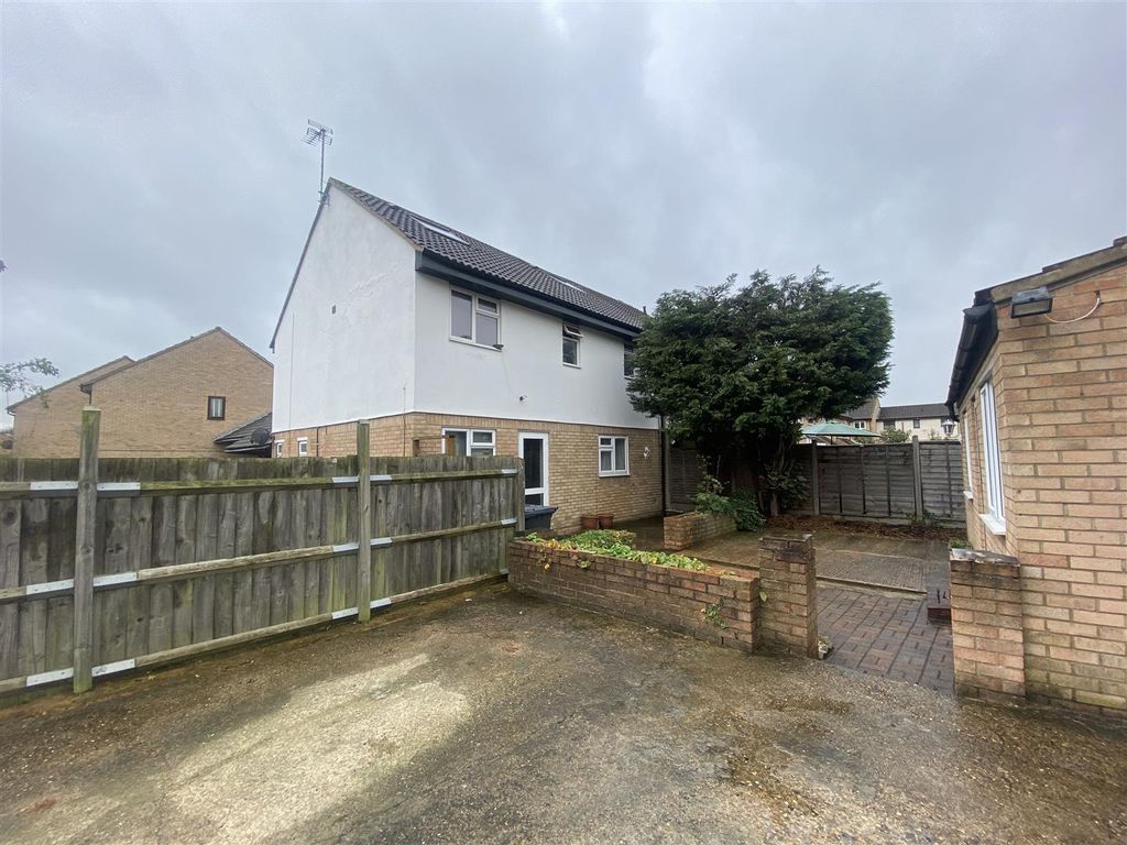 Studio to rent in Jacksons Drive, Cheshunt, Waltham Cross EN7 Zoopla