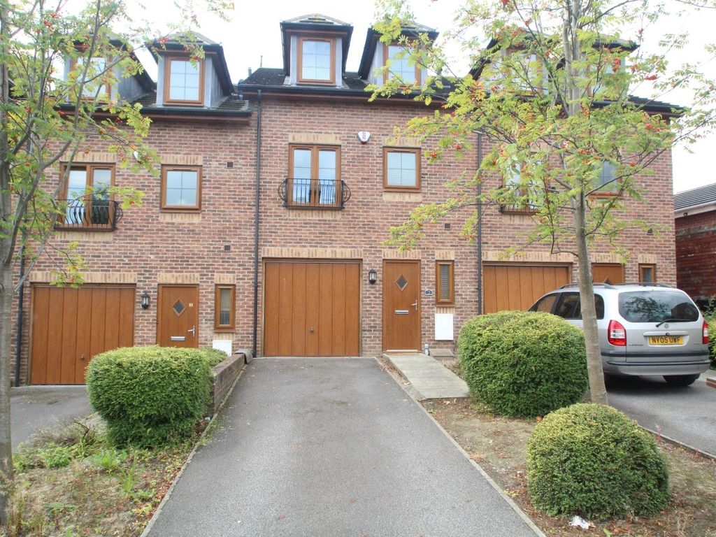 3 bed detached house to rent in Highfield Court, Ossett, West Yorkshire