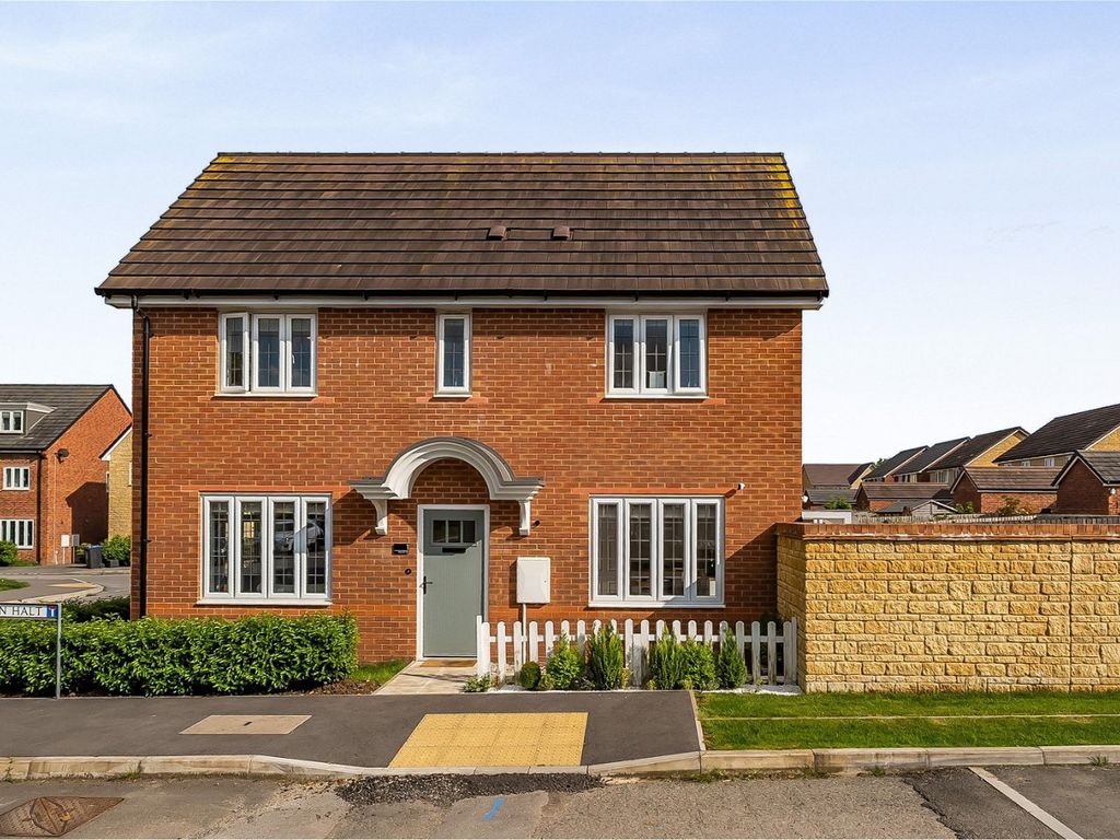 3 bed semidetached house for sale in Haywain Halt, Chippenham SN14, £