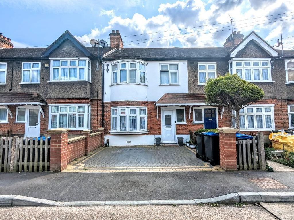 1 bed flat to rent in Queen Annes Gardens, Mitcham, Surrey CR4, £950