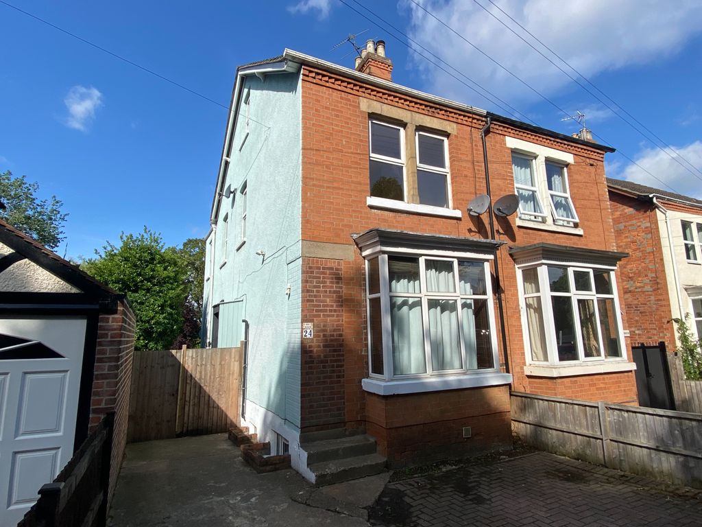 4 bed semidetached house for sale in Dudley Road, Grantham NG31, £