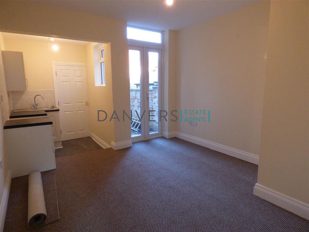 2 bed shared to rent in Haddenham Road, Leicester LE3, £