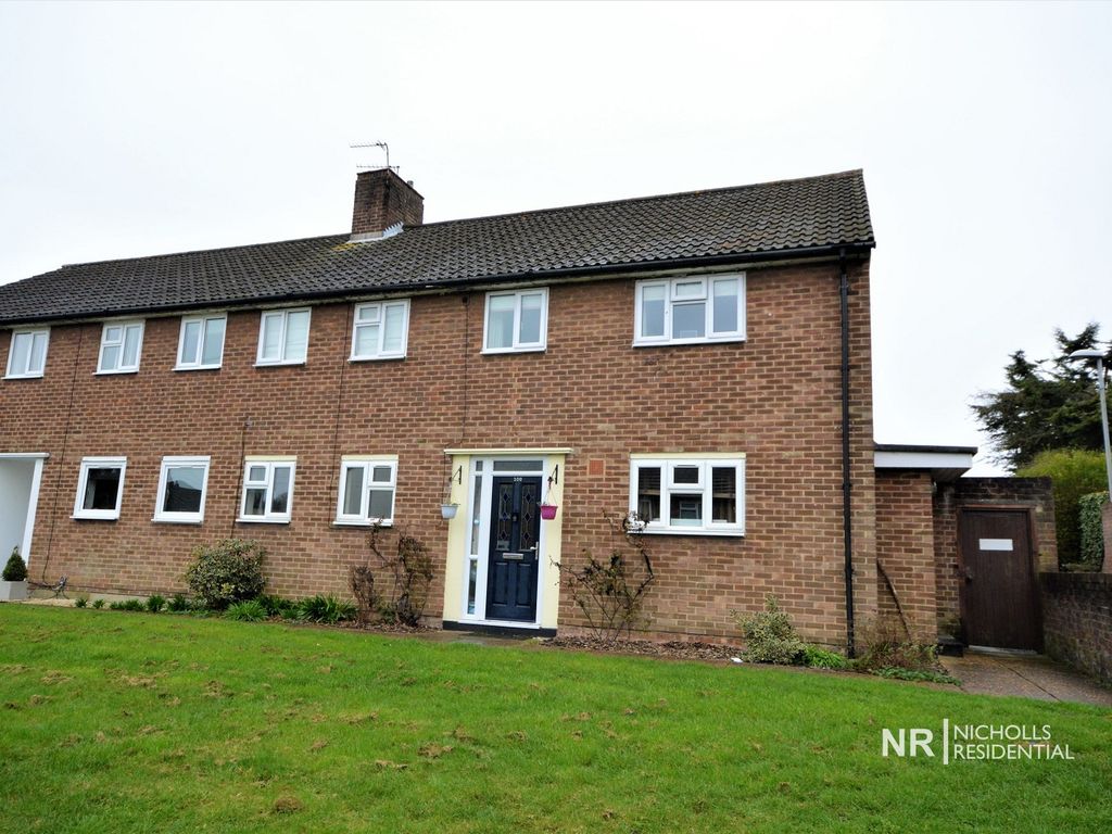 2 bed for sale in Frimley Road, Chessington, Surrey. KT9