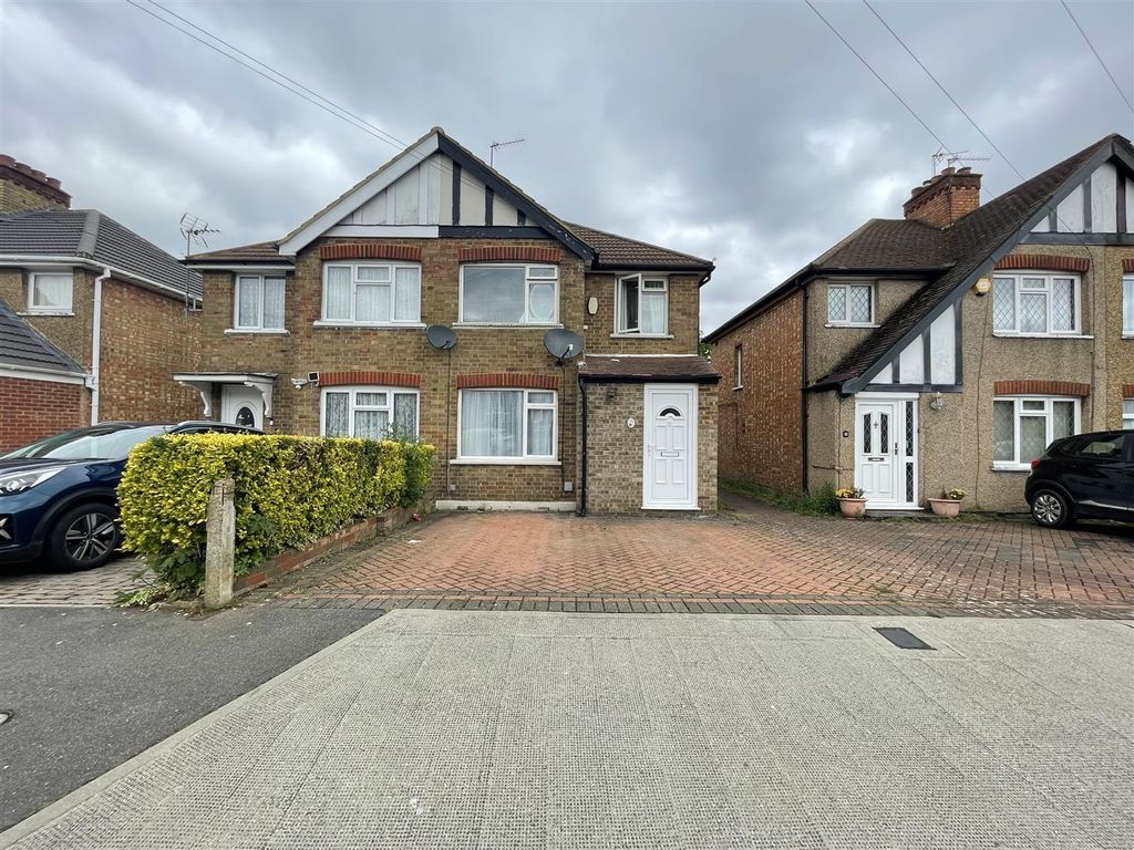 3 bed property to rent in Clifton Gardens, Hillingdon, Uxbridge UB10, £