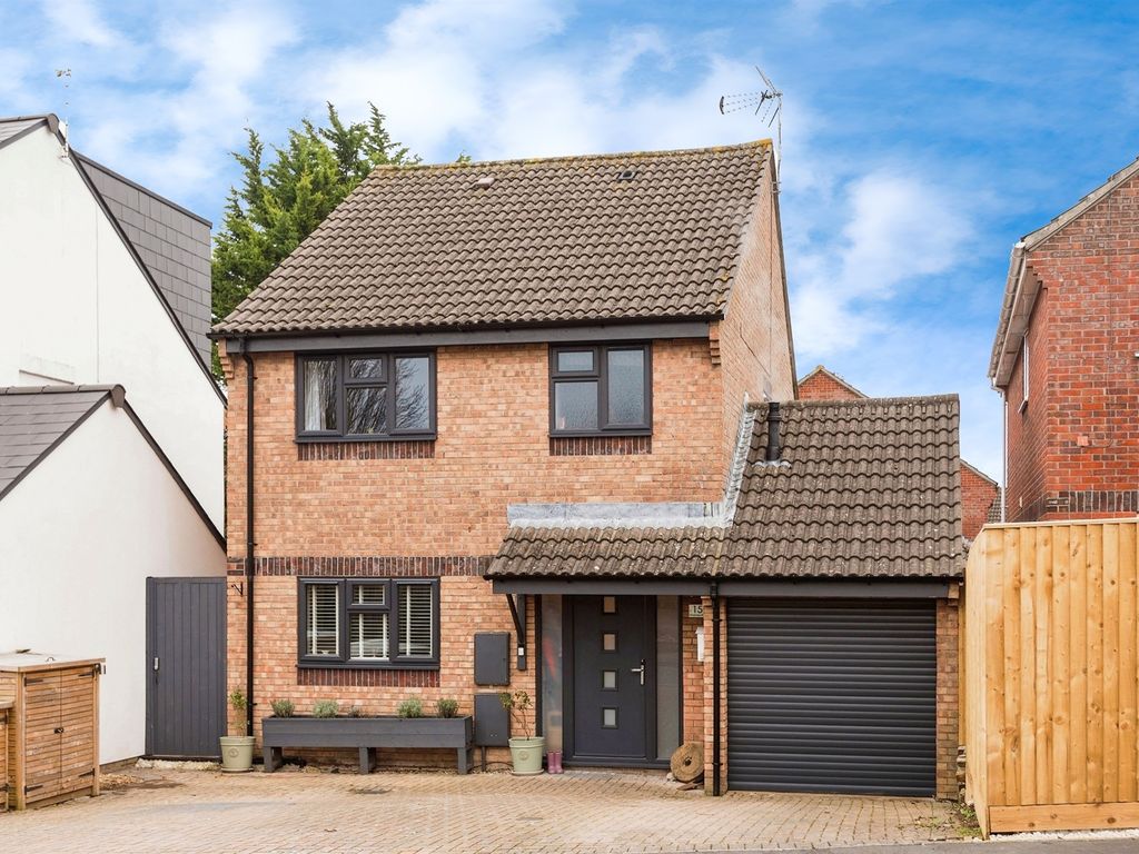 4 bed detached house for sale in Pine Tree Rise, Swindon SN25, £425,000