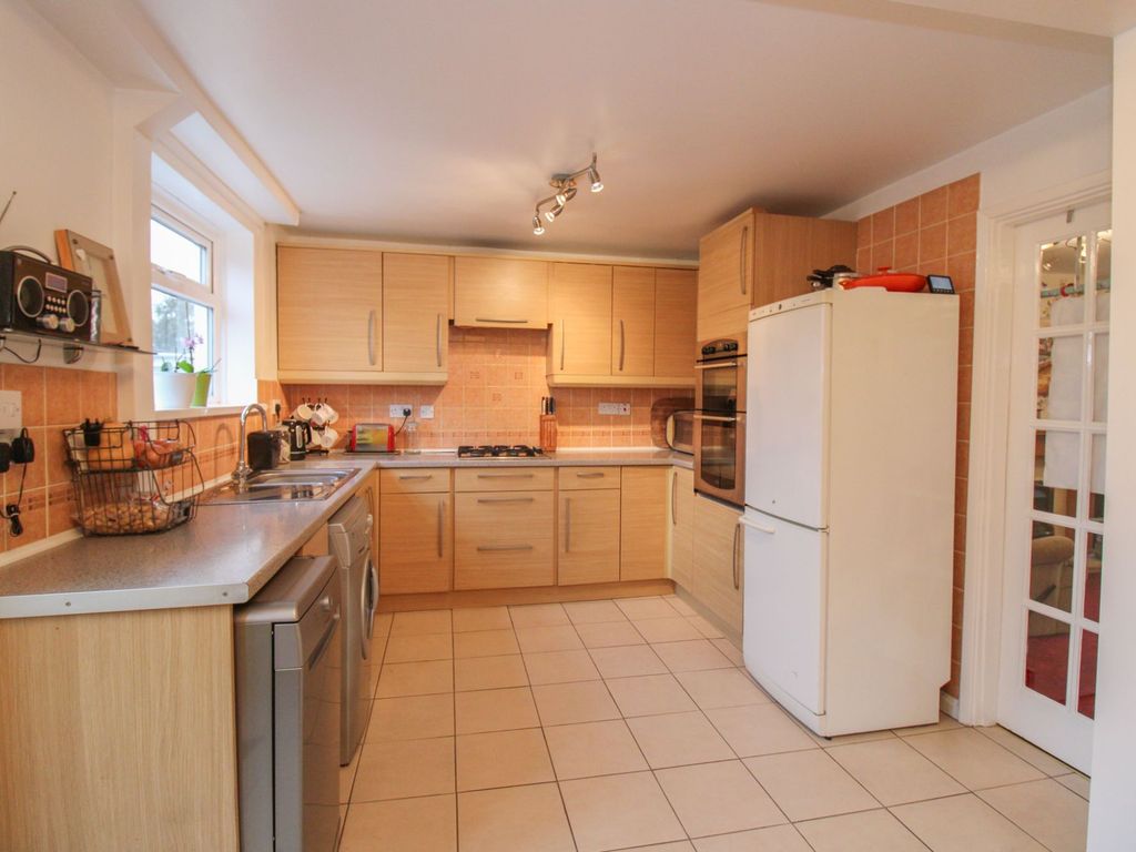 3 bed end terrace house for sale in Elstree Avenue, Leicester LE5, £