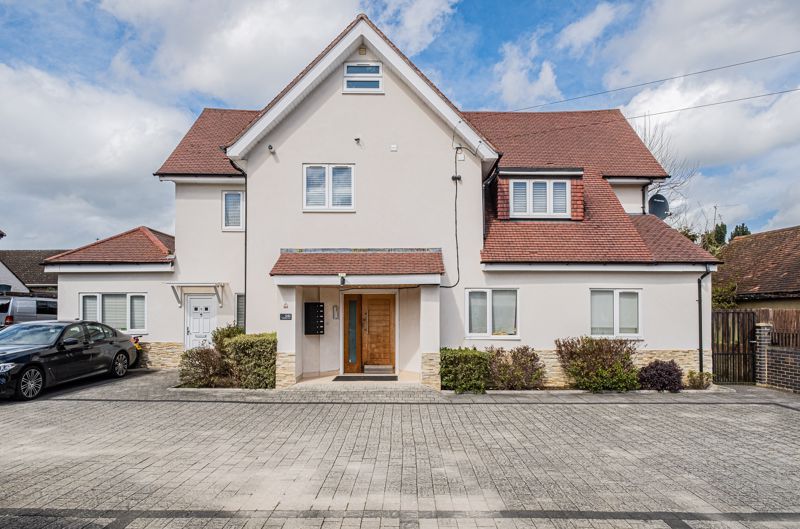 2 bed flat for sale in Uxbridge Road, Hatch End, Pinner HA5, £375,000