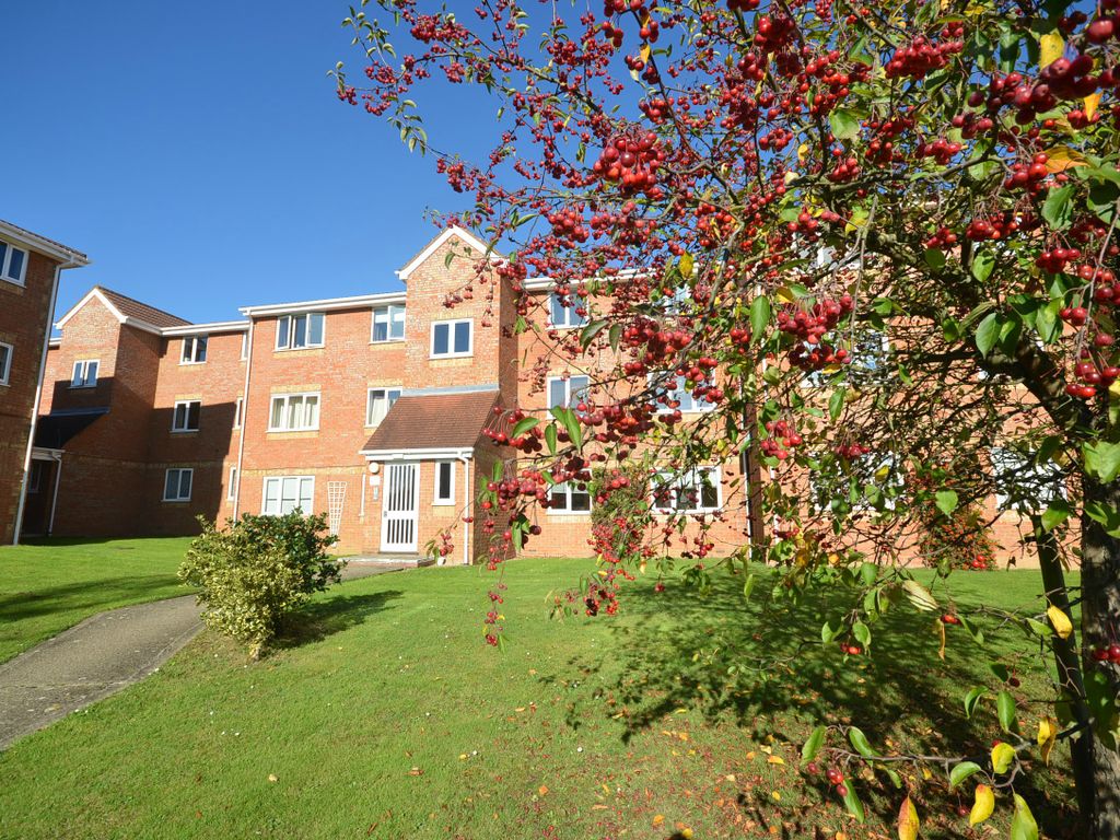 1 bed flat to rent in Walpole Road, Burnham, Slough SL1, £995 pcm Zoopla